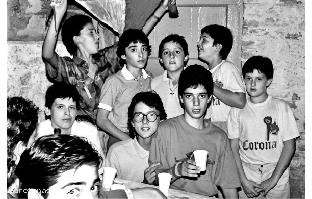 1987 - Ragazzi della Corona durante la cena di Contrada
