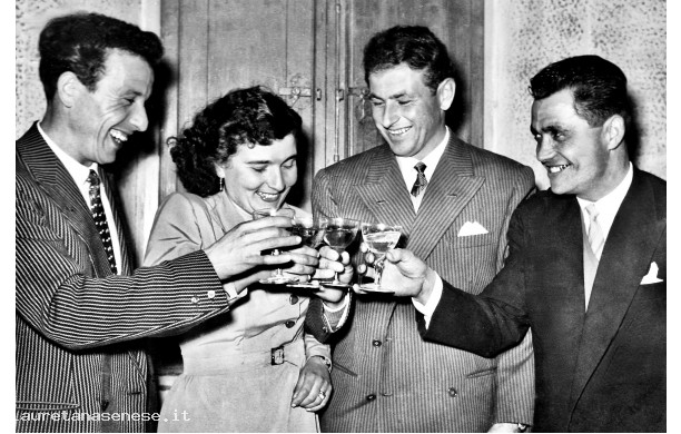 1955, Sabato 12 Febbraio - Marina e Celso brindano con i Testimoni