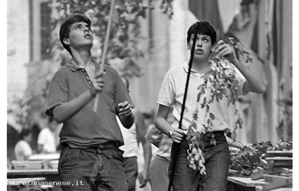 1987 – Lavori di preparazione della cena propiziatoria della Corona
