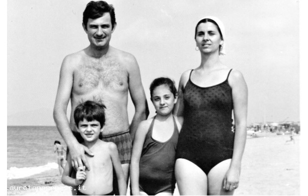 1977 - la famiglia Cresti al mare