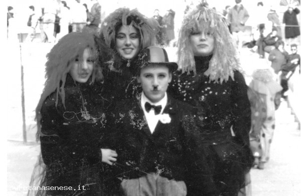 Carnevale Di Meio: Mascherine sconosciute - Charlot circondato da donne