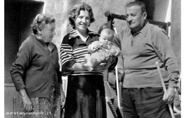 1976 - Serena in braccio a mamma Maria