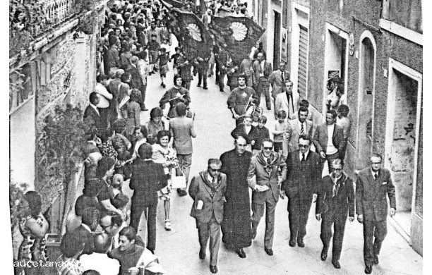 1974? - Gemellaggio con Contrada del Nicchio - Sfilata nel corso