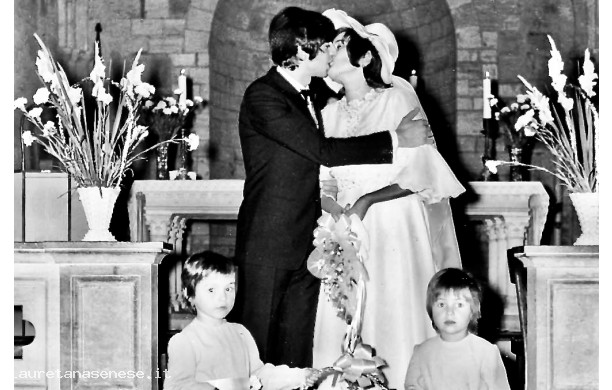 1970, Giovedì 24 Settembre - Ora sono sposi e possono baciarsi