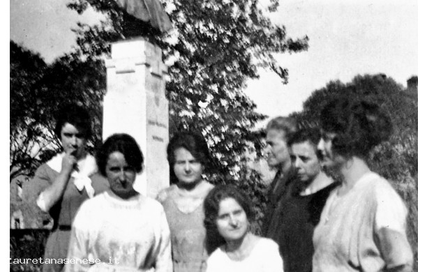 1925? - Gruppo di ragazze intorno al monumento a Cassioli