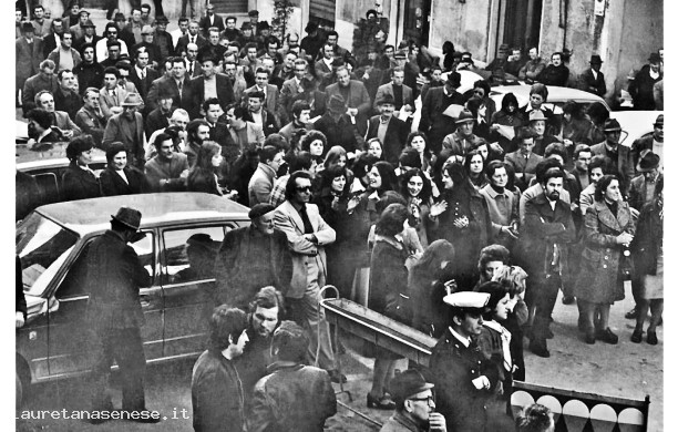 1975 - Le lavoratrici della FASCA occupata manifestano in piazza