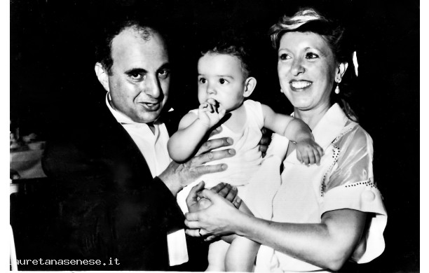 1990, Domenica 29 Luglio - Gli sposi con il nipotino