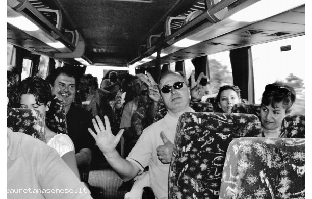 2003 - Gita Donatori a Gradara: L'allegra brigata sul pullmann