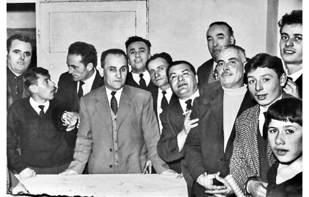 1962 - Da Pietro, un'allegra brigata che brinda con il Vecchia Romagna