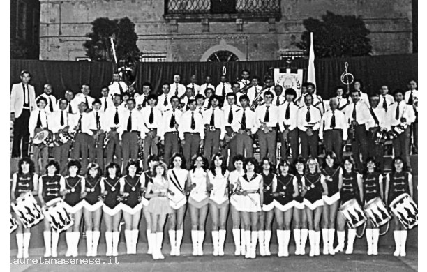 1982 - Foto ricordo in piazza Garibaldi