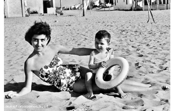 1964? - Alberto e Vera sulla spiaggia