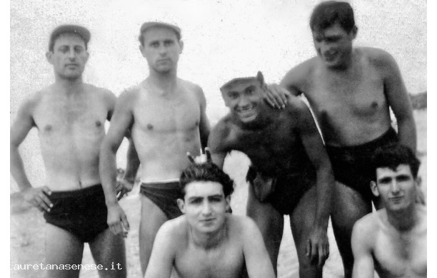 1954? - Giovani ascianesi al mare a Cecina