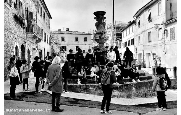 2023, Venerdì 21 Aprile - In giro cercando le distruzioni belliche