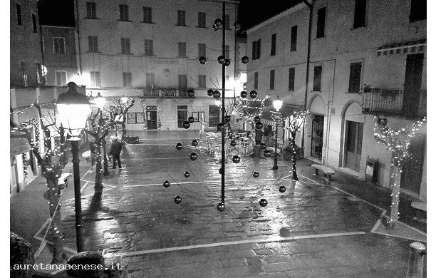 2017 - La piazza sotto la pioggia a natale