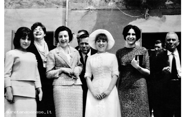 1966, Lunedì 9 Maggio - La sposa circondata dalle amiche