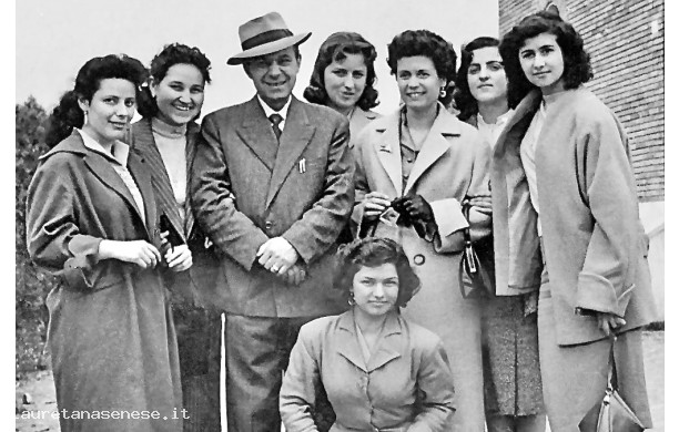 1951 - Un sarto di successo attorniato dalle sue collaboratrici