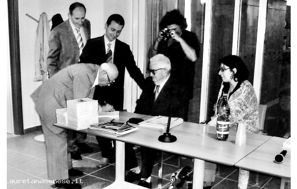 2006, Domenica 4 Giugno . Aldo firma per il sindaco il suo ultimo libro