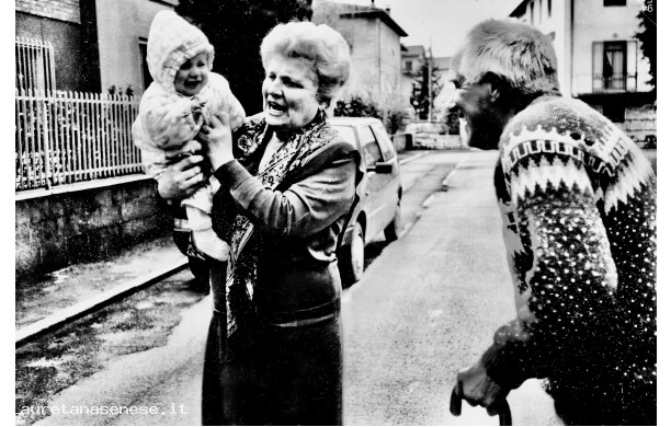 1994, Marzo - Nonni felici con la nipotina