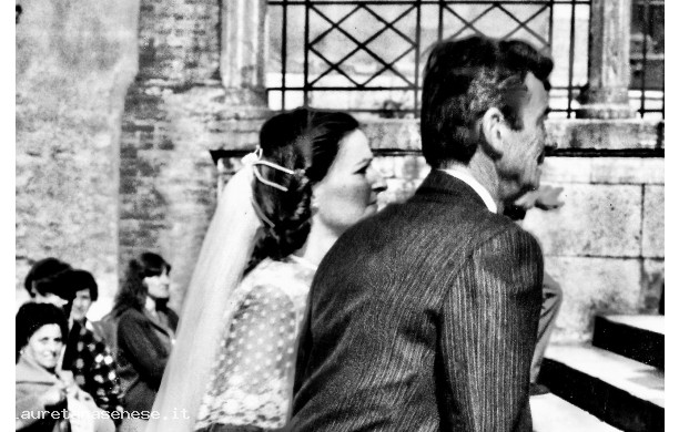 1979, Domenica 21 Ottobre - Luciana e babbo Alvaro sulle scale della chiesa