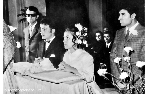 1968, Domenica 24 Novembre - Graziella e Luciano all'altare