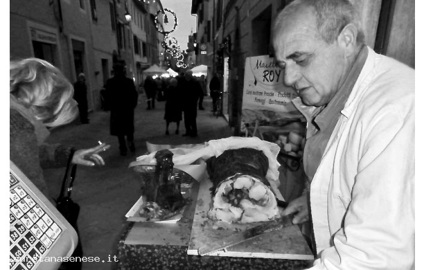 2014, 14 Dicembre - Roi vende la porchetta al Mercatino delle Crete