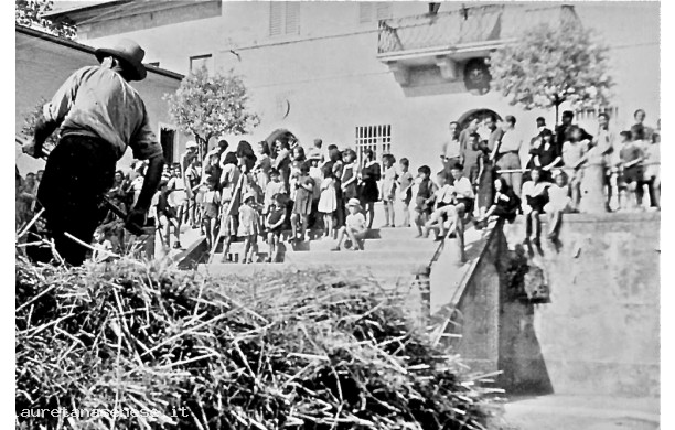 1940 - La tribbiatura del grano in Piazza Garibaldi, dettagli