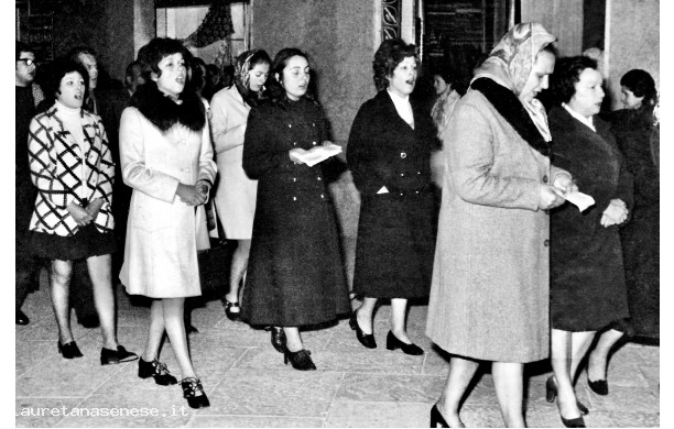 1968? - Le coriste in processione