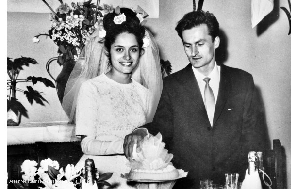 1965, Mercoledì 28 Aprile - Gli sposi al classico taglio della Torta
