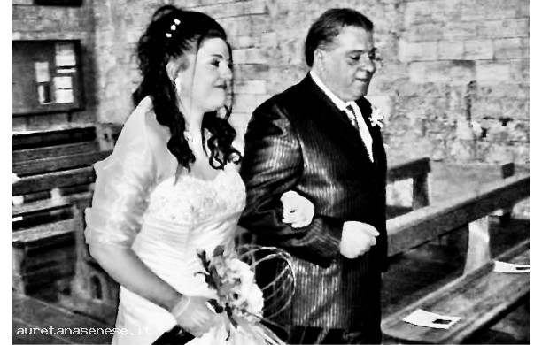 2011, Sabato 2 aprile - Giusy Onorato all'altare con il padre