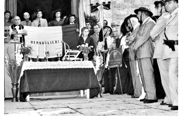 1986, Domenica 15 Giugno - La benedizione dell'Arcivescovo ai Bersaglieri