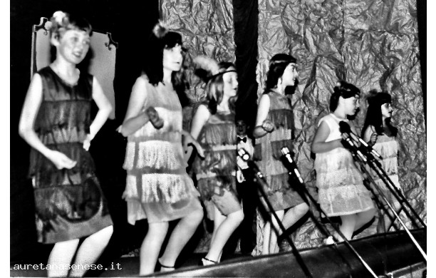 1980 - Recita di ragazzine al Cinema Parrocchiale