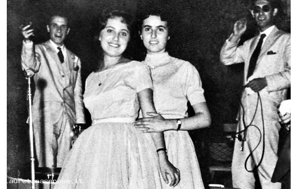1958? - Anna e Rosanna sul palco dell'Arena