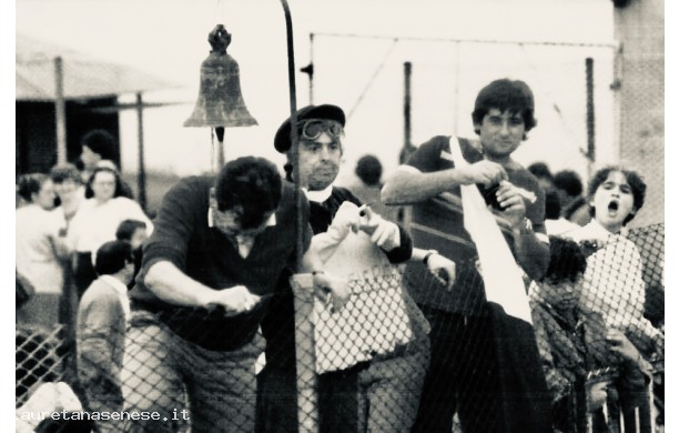 1984 - Gli addetti alla mossa del Palio Dei Ciuchi