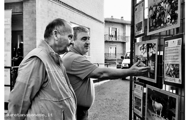 2012 - Due amici commentano la mostra