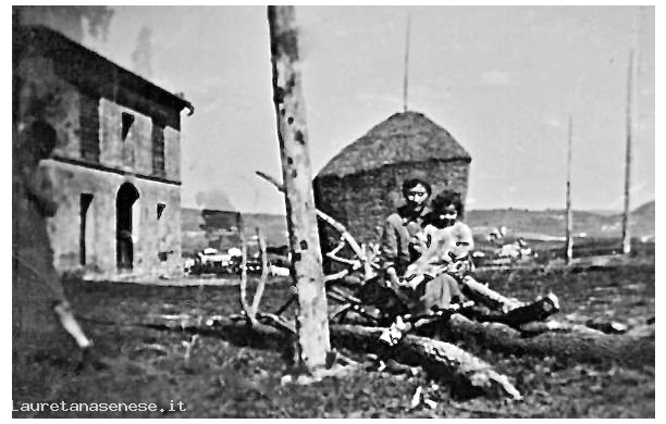 1942 - La nonna con la nipotina nell'aia del Poggiolo