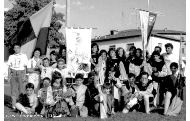 1988 - A Palio vinto, i ragazzi della Contrada festeggiano