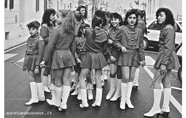 1991? - Majorette in attesa di sfilare per il Carnevale