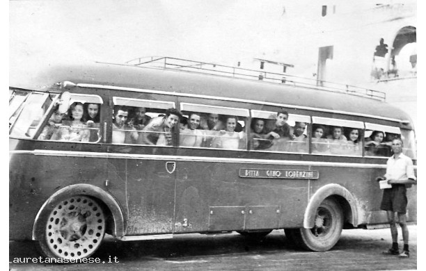 1947 - Giovani in gita con la Postale