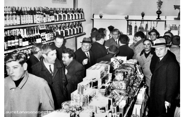 1967 - Cittadini curiosi all'inaugurazione dello spaccio Coop rimodernato