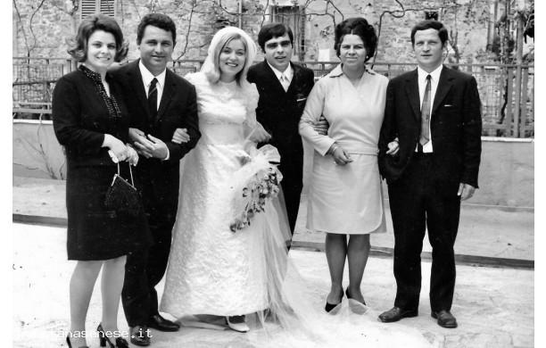 1969, Lunedì 28 Aprile - Gli sposi con gli amici Marcocci