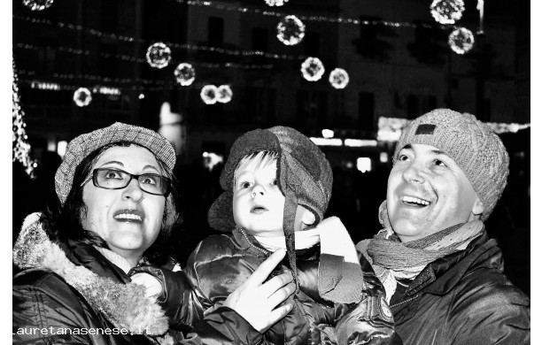 2013, Dicembre - Circondati dalle luci natalizie