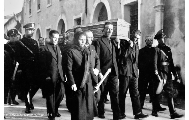 1938 - Funerale di esponente fascista, il feretro
