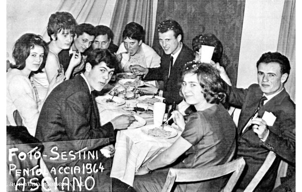 1964 - Gruppo di amici a cena per la Pentolaccia
