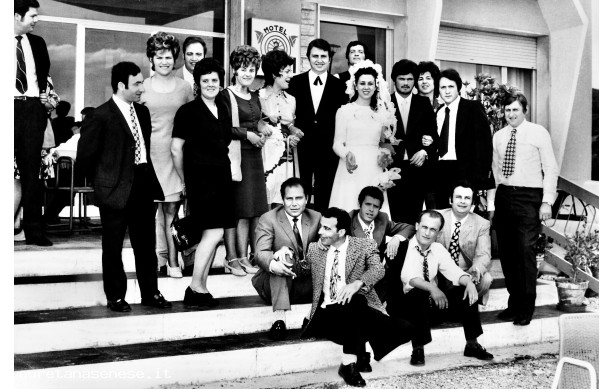 1971, Domenica 27 Giugno - Mario e Marisa con gli amici