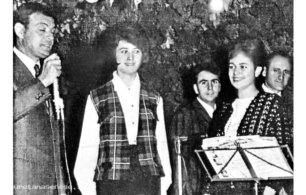 1965, Giugno - Due bele diciottenni sul palco dell'Arena Itali