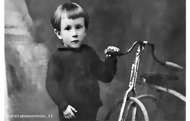 1927, Lunedì 9 Maggio - Un aspirante ciclista di 3 anni