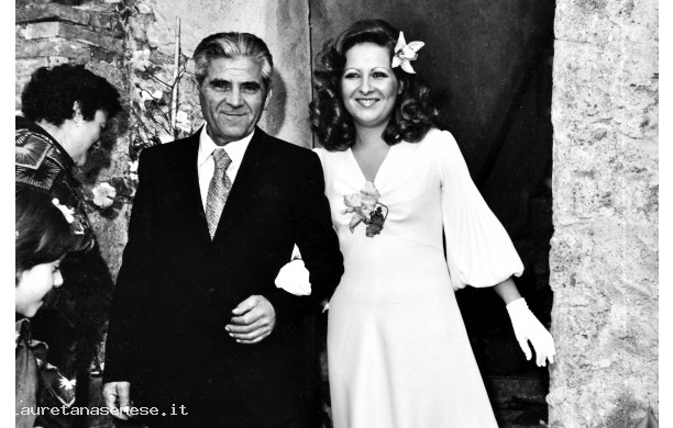 1975, Domenica 19 Ottobre - La sposa esce di casa per raggiungere la chiesa