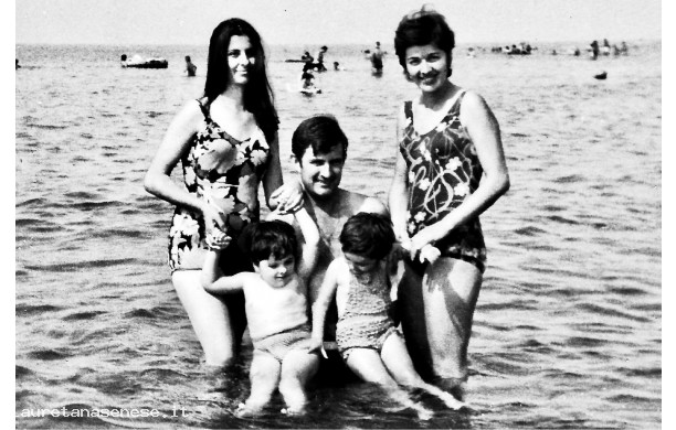 1971 - Sorelle al mare con la prole