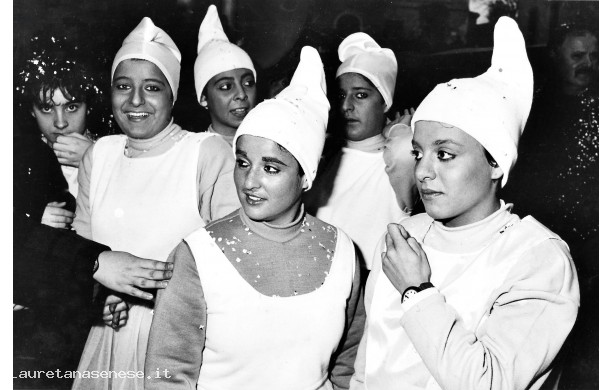 1989 - Ragazzine vestite da Elfi