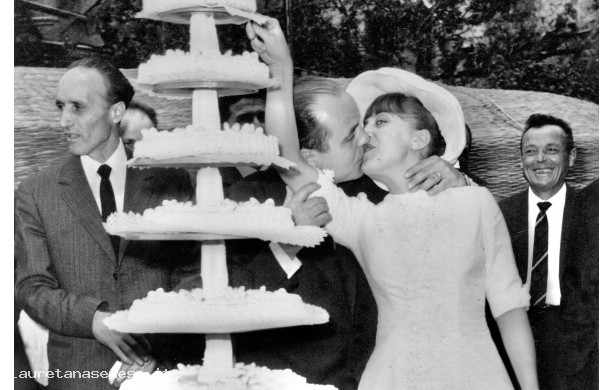 1966, Lunedì 9 Maggio - Anna al taglio della Torta